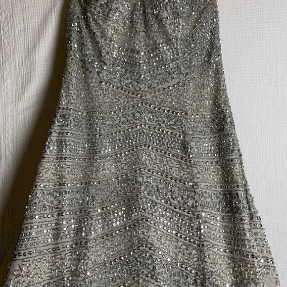 Aidan Mattox US sz 4 formal gown prom, banquet silver sequins flowy and elegant - Picture 2 of 16